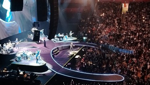 Dobro veče Beograde, kako ste i hvala: Eros Ramazzotti pozdravom počeo koncert u Beogradskoj areni (FOTO)