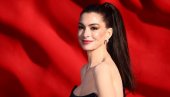 Ове фармерке владају пролећем: Ен Хатавеј их је прошетала Њујорком и јасно ставила до знања зашто су највећи тренд сезоне (фото)