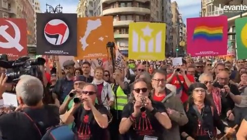 „Ko ne skače, taj je neprijatelj“: Primitivno skandiranje osvaja Evropu