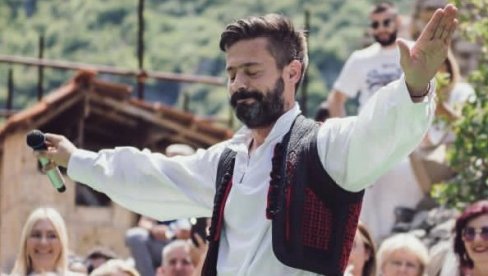 Milan Vasić u velikom prvomajskom intervjuu za Novosti: Moja misija je da pevam na i o Kosovu i Metohiji (FOTO)