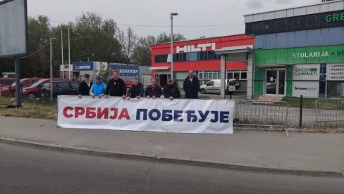 Србија, тробојка, победа - Моћне поруке широм Београда (ФОТО/ВИДЕО)
