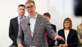 Вучић брутално одговорио: Немојте да ме критикујете ви који нисте ни линолеум могли да поставите у маленом лифту Томице Милосављевић