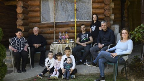 Puna kuća dece je blagoslov od Boga: Novosti na imanju u Brezovcu kod Aranđelovca, gde žive četiri generacije porodice Jovanović (FOTO)