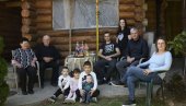 Puna kuća dece je blagoslov od Boga: Novosti na imanju u Brezovcu kod Aranđelovca, gde žive četiri generacije porodice Jovanović (FOTO)