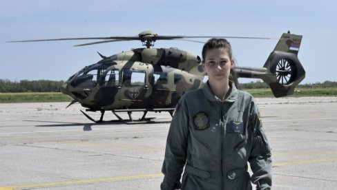 Хеликоптер не зна да  ли управља жена, или мушкарац: Потпоручник Јелена Стевић, прва жена са летачким знаком по моделу ВС за цивиле (ФОТО)
