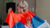 Reka suza u srpskoj crkvi u Americi: Mina se slomila pred ikonom zbog nostalije (VIDEO)