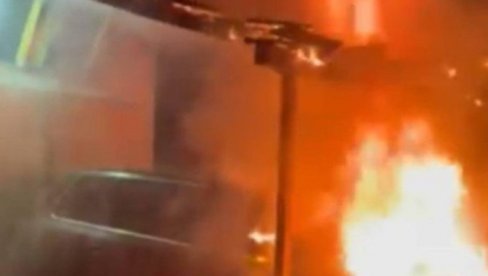 Blokaderi pale automobile u Magliću! Buše gume i napadaju građane! (VIDEO)