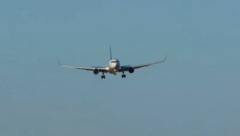 Avion se zakucao u kamion i uličnu rasvetu: Sletanje krenulo po zlu, pojavio se snimak jezivog udara (Video)