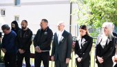 Održan pomen za ubijene u Malom Orašju i Duboni: Lider SNS i ministarka privrede položili vence i stali kraj neutešnih roditelja