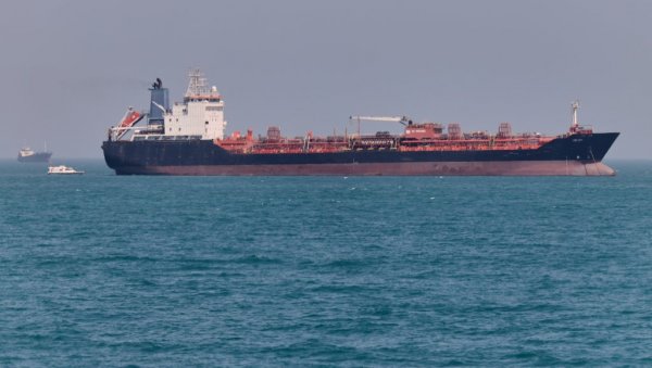 ИРАН ИСПАЛИО ХИЦЕ УПОЗОРЕЊА У ОРМУСКОМ МОРЕУЗУ: Појачава контролу над кључном нафтном рутом
