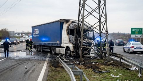 Kamion probio ogradu na auto-putu i zapalio se: Detonacije sprečile prisutne da pobegnu vozaču