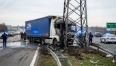 Kamion probio ogradu na auto-putu i zapalio se: Detonacije sprečile prisutne da pobegnu vozaču