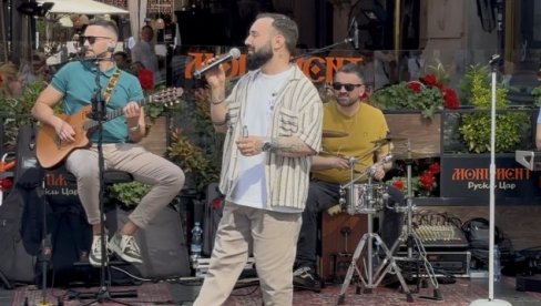U centru Beograda oduševio prolaznike: Filip Mitrović održao humanitarni koncert u Knez Mihailovoj (FOTO)