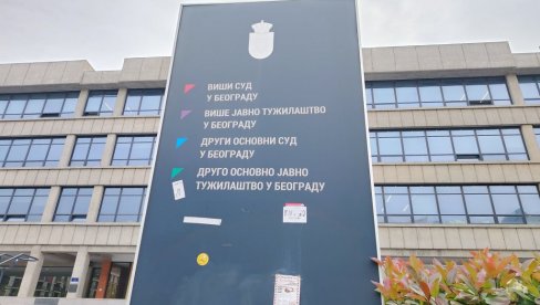 ИЗУБАДАЛИ МОМКА НОЖЕМ И ПОЛОМИЛИ МУ АУТО: Ухапшени изнео одбрану, за осталима се трага