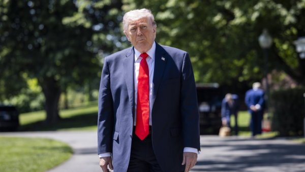 ТРАМП ОДЈЕДНОМ ПОГЛЕДАО У НЕБУ: Мислио сам да је дрон