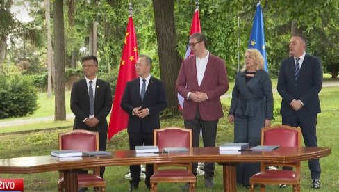 BEOGRAD, MLADENOVAC, ARANĐELOVAC ZA TRI GODINE GOTOVO: Vučić prisustvuje potpisivanju dokumenata za izgradnju puta Vožd Karađorđe (VIDEO)