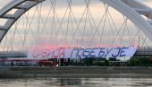 ПРЕЛЕП ПРИЗОР У НОВОМ САДУ: Бакље и трансапрент Србија побеђује на Жежељевом мосту (ФОТО/ВИДЕО)