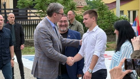 PREDSEDNIK U ŠIDU: Vučić najavio nove puteve, radove na školama i ulaganja u industrijsku zonu (FOTO/VIDEO)