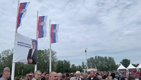 ПРЕДСЕДНИК У ШИДУ: Вучић на освештавању крста у парку природе Мали Босут (ФОТО/ВИДЕО)