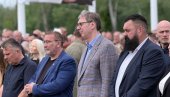 PREDSEDNIK U ŠIDU: Vučić obilazi štandove (FOTO/VIDEO)