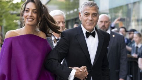 CEO SVET PRIČA O AUTFITU AMAL KLUNI KOJI JE OBUKLA ZA MUŽEV 65. ROĐENDAN: Pokazala noge dok je šetala plažom
