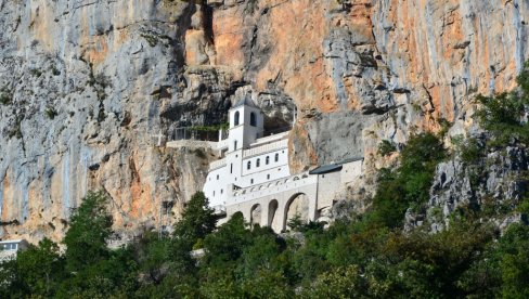 ЛЕГЕНДА КОЈА ВЕКОВИМА ИНСТРИГИРА: Ево зашто верници носе беле вунене чарапе у Острог
