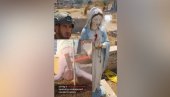 IZRAELSKI VOJNICI OSKRNAVILI HRIŠĆANSKE SVETINJE: Stavili cigaretu u usta na statui Device Marije i fotografisali (VIDEO)