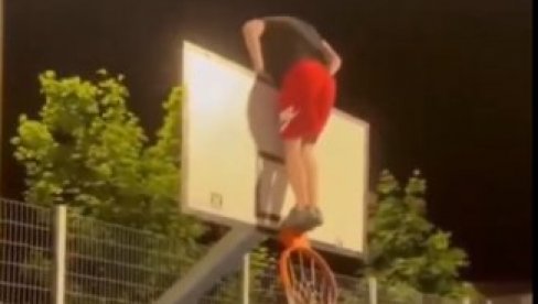 БЛОКАДЕРИ РУШЕ СВЕ ПРЕД СОБОМ! Један се попео на таблу и развалио кош - је л ово борба за боље друштво? (ВИДЕО)