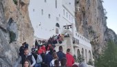 SVEŠTENIK ZANEMEO: Evo šta je mladić uneo kod moštiju Svetog Vasilija Ostroškog