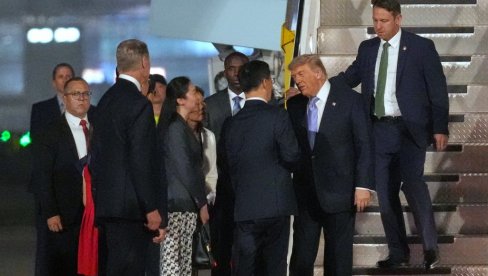 ТРАМП ДОПУТОВАО У ПЕКИНГ: Дочекала га гарда и војни оркестар (ФОТО/ВИДЕО)