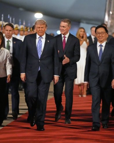 МОЋНА ДЕЛЕГАЦИЈА СА ТРАМПОМ У ПЕКИНГУ: Ево ко је све дошао, на столу нови трговински споразуми