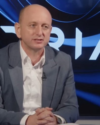 НИЈЕ ДОВОЉНО ДА НА СВАДБАМА ДИЖЕМО ТРИ ПРСТА И ПЕВАМО О КиМ Кнежевић: Зета је имала моралну обавезу да извуче нож из леђа братске Србије