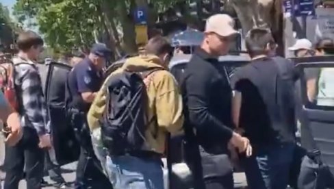 ПОГЛЕДАЈТЕ ШТА СТ*КА РАДИ Испливао снимак бруталног хулиганства блокадера: Они су директни кривци за све што се десило данас код Правног