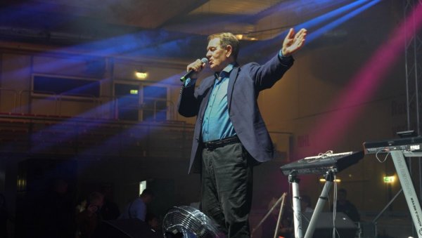 ДВАДЕСЕТ ГОДИНА НАКОН СОЛИСТИЧКОГ КОНЦЕРТА: Кемал Маловчић спрема да опет запали Ташмајдан уз Јужни ветар (ФОТО)