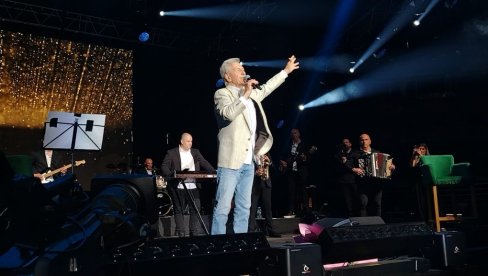 POLOMIĆU ČAŠE OD KRISTALA: Miroslav Ilić treći specijalni gost spektaklu Vesne Zmijanac (FOTO)