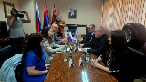 ДАЛИБОР МАРКОВИЋ ПАЛМА СА РУСКОМ ДЕЛЕГАЦИЈОМ: Путинов родни град Санкт Петербург поклонио Јагодини дечије игралиште