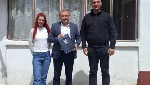 ВУКОВИЋИ ДОБИЛИ ДОМ: ГО Вождовац и Комесаријат за избеглице помажу обезбедили породици кућу