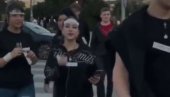 УБЕЂУЈУ ДЕЦУ ДА СТАВЕ НАЛЕПНИЦУ НА ГЛАВУ И ПРАВЕ БУДАЛУ ОД СЕБЕ: До чега је довело 18 месеци блокадерског уништавања образовања (ВИДЕО)