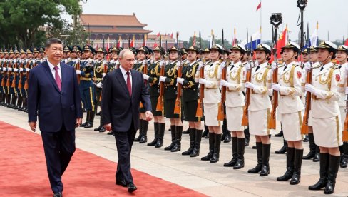 SVEČANI DOČEK PUTINA U KINI: Topovska vatra na glavnom trgu u Pekingu, primio ga Si (FOTO)