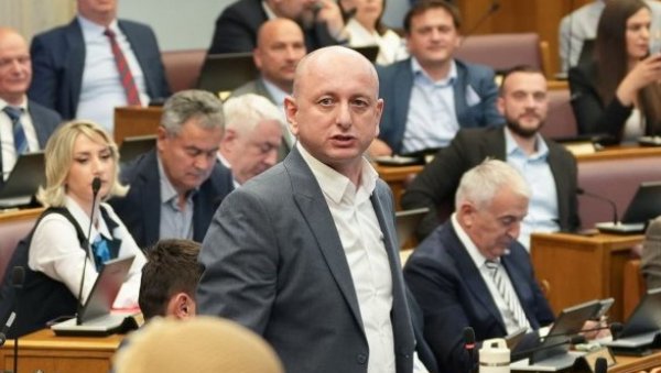 КНЕЖЕВИЋ ОПИСАО ПРЕМИЈЕРА НА КОНЦЕРТУ: Рики Мартин ставио марамицу и врцка куковима, Спајић као да га је струја убила