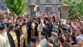 ČUDESNI POJAS PRESVETE BOGORODICE U VAZNESENJSKOJ CRKVI: Stotine vernika dočekalo svetinje (FOTO)