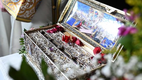 ДАНАС ИСПРАЋАЈ СВЕТИЊЕ: Појасу Пресвете Богородице се поклонило 800.000 верника