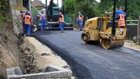 ОБНОВЉЕНА ДОТРАЈАЛА УЛИЦА: Нови асфалт у Бресју код Свилајнца