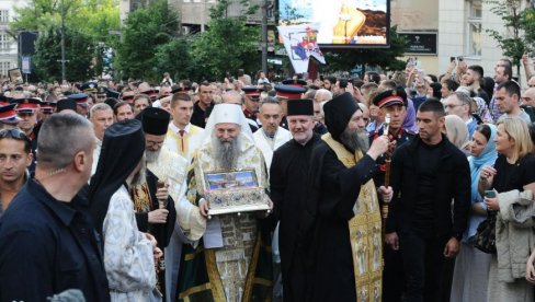 ПАТРИЈАРХ ПОРФИРИЈЕ ПРЕДВОДИ ХИЉАДЕ ВЕРНИКА: Величанствени призори са Спасовданске литије у Београду (ФОТО)