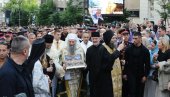 PATRIJARH PORFIRIJE PREDVODI HILJADE VERNIKA: Veličanstveni prizori sa Spasovdanske litije u Beogradu (FOTO)