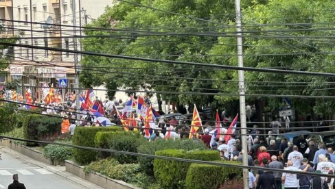 OKUPLJENI SA SKUPA PODRŠKE PREDSEDNIKU U KUMANOVU: Vučić je uvek pomagao, a blokaderi donose nesreću!