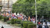 OKUPLJENI SA SKUPA PODRŠKE PREDSEDNIKU U KUMANOVU: Vučić je uvek pomagao, a blokaderi donose nesreću!