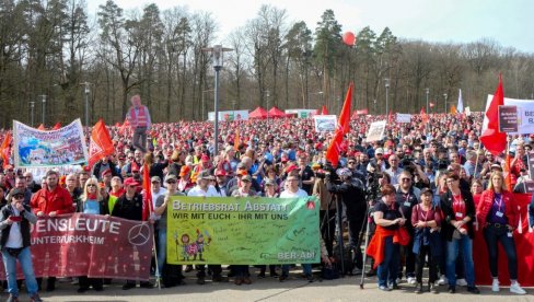 НЕМАЧКА НА КОЛЕНИМА: Преко 30.000 запослених у Мерцедес-Бенц протествовало против мера штедње - Талас протеста се шири и на друге гиганте