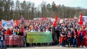 НЕМАЧКА НА КОЛЕНИМА: Преко 30.000 запослених у Мерцедес-Бенц протествовало против мера штедње - Талас протеста се шири и на друге гиганте
