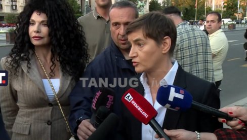 NAJVIŠE PUMPAJU HRVATSKI MEDIJI Ana Brnabić se obraća iz Pionirskog parka